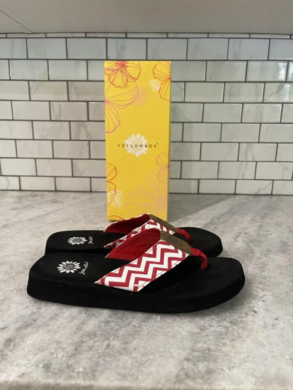 Yellow Box Yulisa Sandals Womens Size 8 Red Chevron Flip Flop Wedge Comfort - Picture 3 of 6